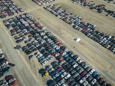 Jak uniknąć problemów na parkingach lotniskowych