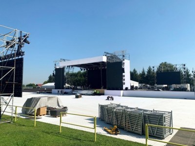 Podłoga plenerowa - jak zorganizować stabilną i bezpieczną nawierzchnię na imprezy na świeżym powietrzu?