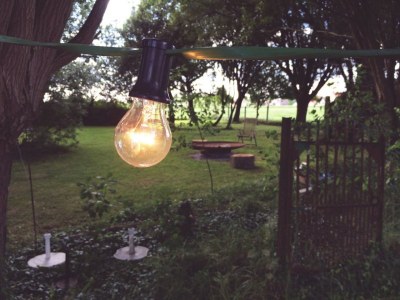 Oświetl swój ogród stylowymi lampkami - jak wybrać odpowiednie oświetlenie zewnętrzne