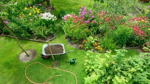 Jak zaplanować funkcjonalny i estetyczny ogród z wykorzystaniem materiałów technicznych?