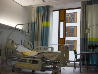 Rehabilitacja w domowym zaciszu: jakie łóżko rehabilitacyjne wybrać i gdzie wypożyczyć je w Łodzi?