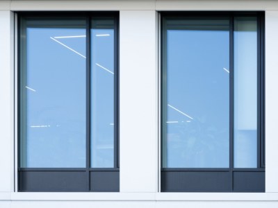 Nowoczesne okna aluminiowe – dlaczego architekci tak chętnie po nie sięgają?