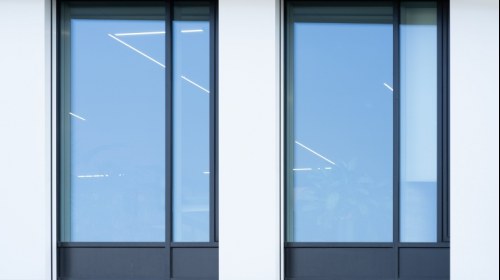 Nowoczesne okna aluminiowe – dlaczego architekci tak chętnie po nie sięgają?