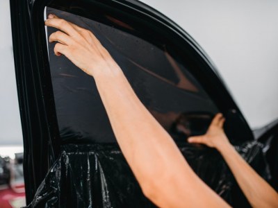 Przyciemniane szyby a ogrzewanie auta – czy jesienią naprawdę szybciej się nagrzewa?