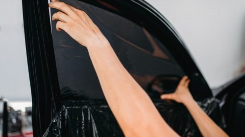 Przyciemniane szyby a ogrzewanie auta – czy jesienią naprawdę szybciej się nagrzewa?