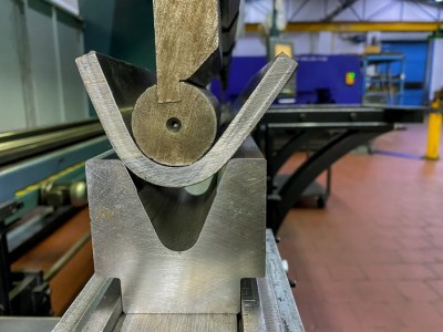 Na co zwrócić uwagę przy zakupie giętarki do metalu?