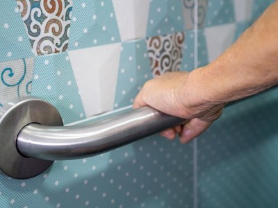 Uchwyty łazienkowe dla osób z niepełnosprawnościami - Jak zapewnić bezpieczeństwo i komfort?