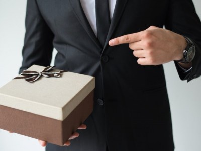 W jakie opakowania ozdobne zapakować firmowy prezent?
