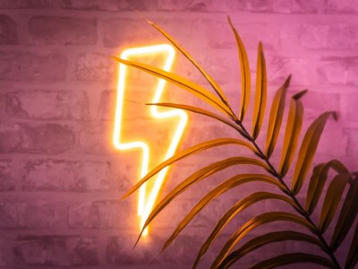 Jak strategicznie umieścić neon na ścianie, by stał się magnesem dla wzroku