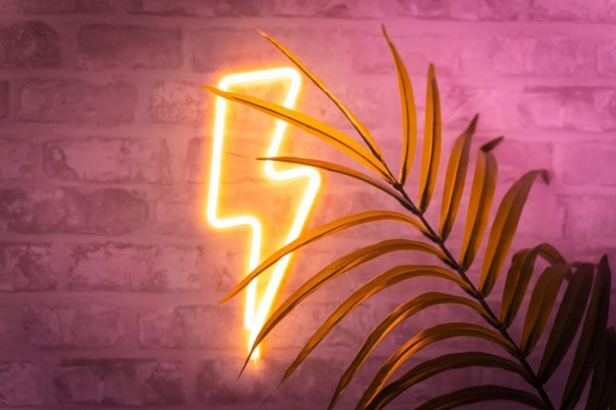 Jak strategicznie umieścić neon na ścianie, by stał się magnesem dla wzroku