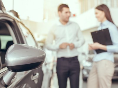 Wynajem samochodu vs. transport publiczny – dlaczego warto postawić na niezależność?