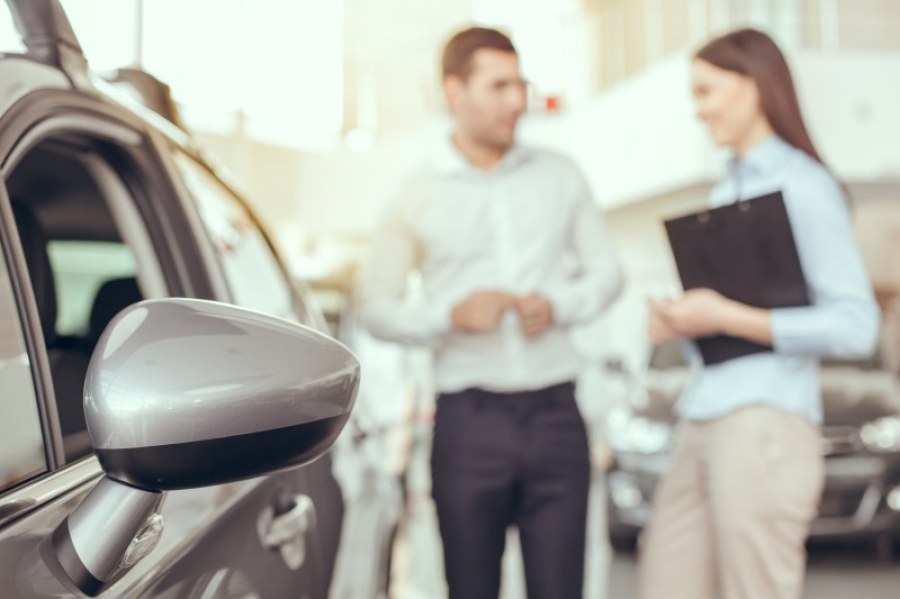 Wynajem samochodu vs. transport publiczny – dlaczego warto postawić na niezależność?