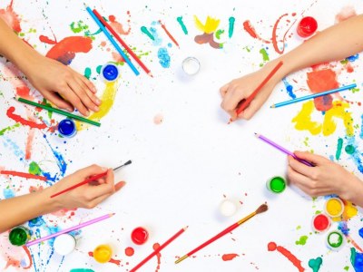 Obozy artystyczne nad morzem – wakacyjny pomysł dla kreatywnych dzieci z Łodzi