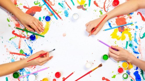 Obozy artystyczne nad morzem – wakacyjny pomysł dla kreatywnych dzieci z Łodzi