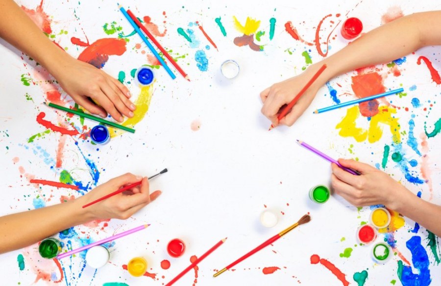 Obozy artystyczne nad morzem – wakacyjny pomysł dla kreatywnych dzieci z Łodzi