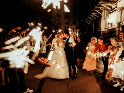 Zimne ognie na wesele - pomysły na efektowne zdjęcia i wyjątkowe momenty