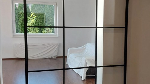 Jak optycznie powiększyć wnętrze? Postaw na drzwi loftowe ze szkłem