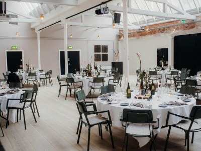 Jak dobrać oświetlenie na event firmowy – praktyczny poradnik