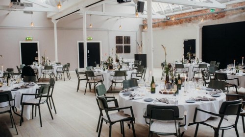 Jak dobrać oświetlenie na event firmowy – praktyczny poradnik