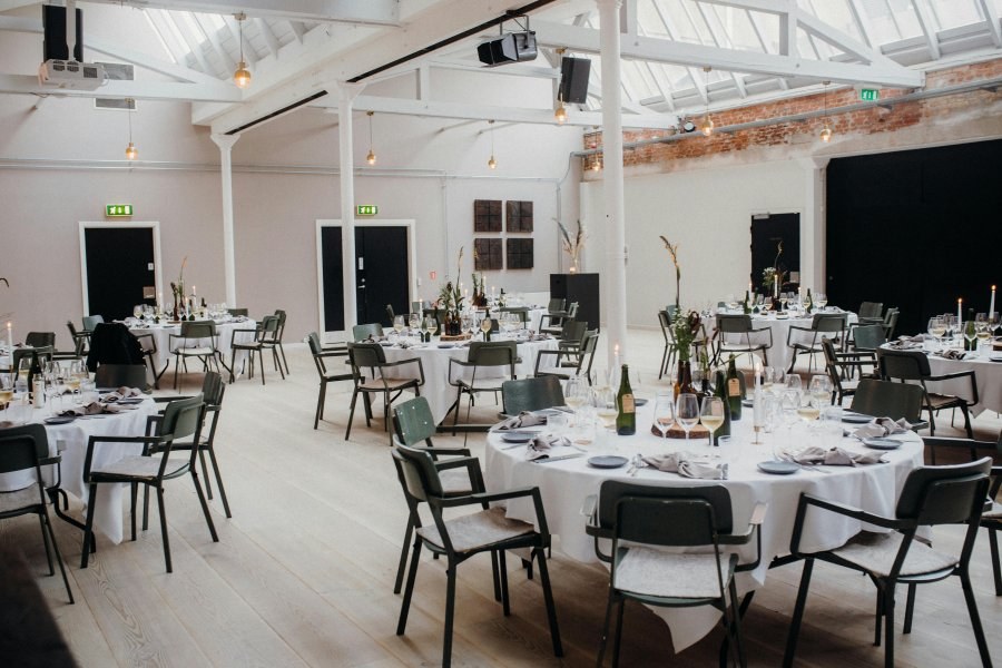 Jak dobrać oświetlenie na event firmowy – praktyczny poradnik