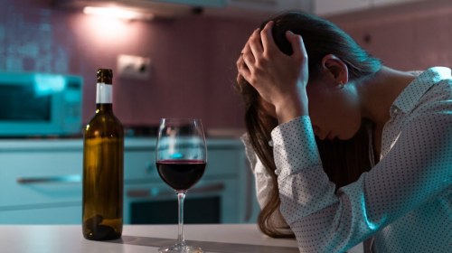 Picie w żałobie - kiedy rozpacz po stracie zamienia się w uzależnienie