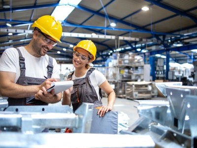 Tablice przemysłowe – rodzaje, zastosowanie i na co zwrócić uwagę przy wyborze producenta