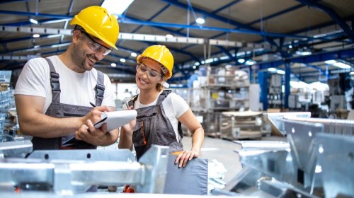 Tablice przemysłowe – rodzaje, zastosowanie i na co zwrócić uwagę przy wyborze producenta