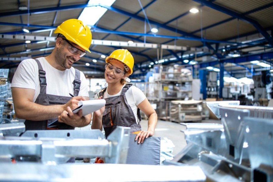 Tablice przemysłowe – rodzaje, zastosowanie i na co zwrócić uwagę przy wyborze producenta
