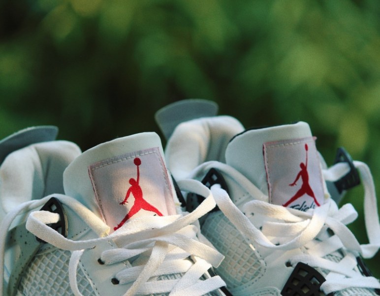 Jakie są najważniejsze trendy w projektowaniu butów Jordan 1 Mid?