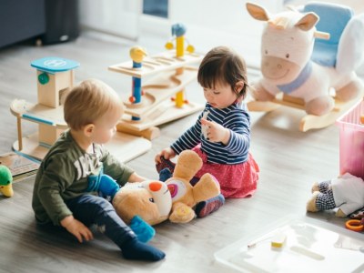 Dlaczego pluszaki i maskotki są tak istotne dla rozwoju małych dzieci?