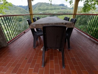 Wytrzymałe krzesła na balkon, które wytrzymają zimę
