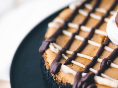 Tort czekoladowy jak z cukierni – o czym należy pamiętać?