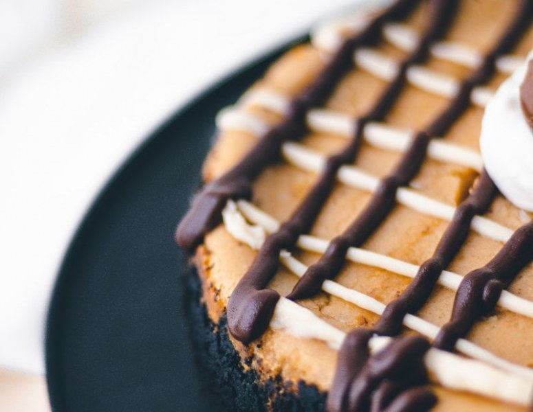 Tort czekoladowy jak z cukierni – o czym należy pamiętać?