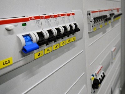 Jak zabezpieczyć instalację elektryczną w domu?