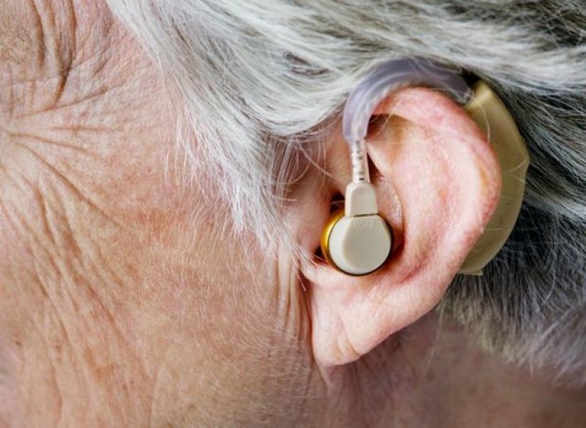 Aparat słuchowy zauszny – u kogo sprawdzi się najlepiej?