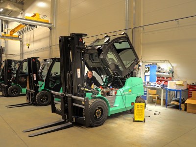 Wózek widłowy magazynowy – jaki wózek dobrać do poszczególnego magazynu?