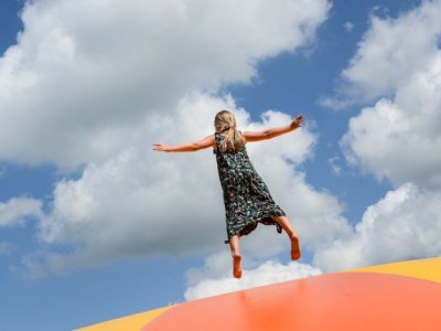 Trampolina w ogrodzie - zdecydowanie warto, ale pamiętajmy o zasadach bezpieczeństwa