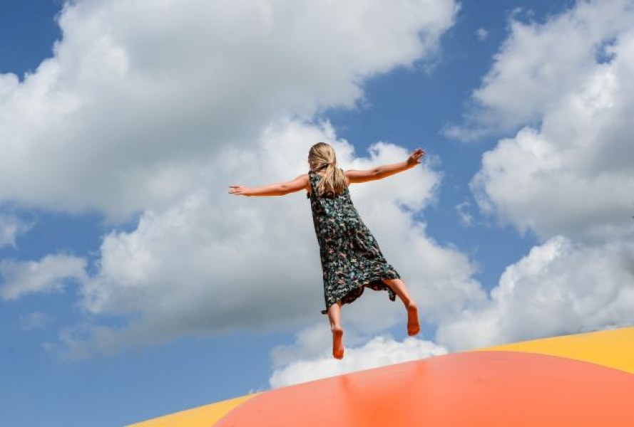 Trampolina w ogrodzie - zdecydowanie warto, ale pamiętajmy o zasadach bezpieczeństwa