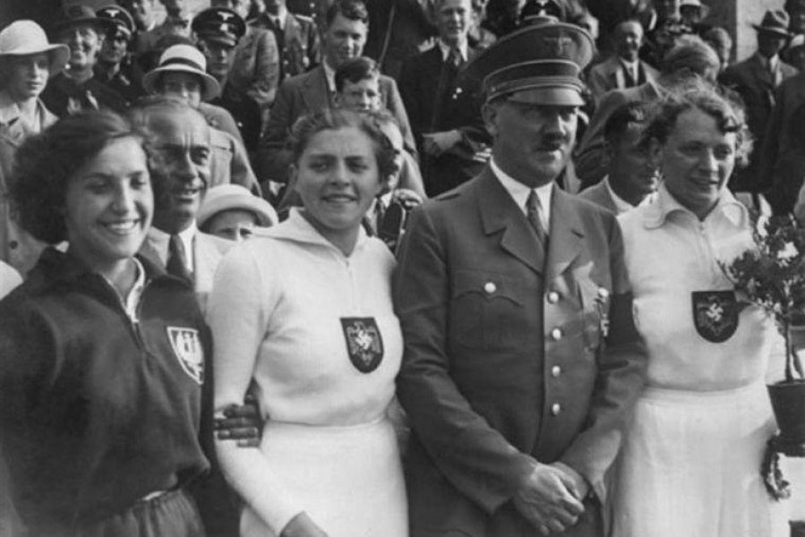 Maria Kwaśniewska i pozostałe medalistki pozujące do wspólnego zdjęcia z Hitlerem