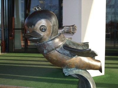 Rzeźba małego pingwina Pik-Poka