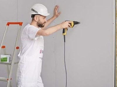 Jak zminimalizować ryzyko powstania pęknięć w płytach gipsowo-kartonowych?