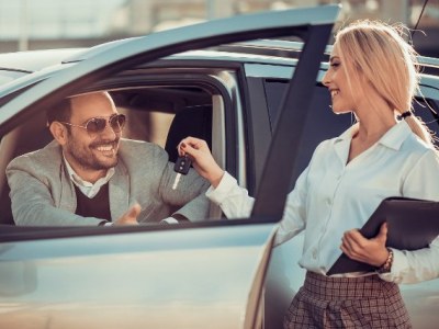 Wypożyczenie samochodu w Łodzi – kiedy warto zdecydować się na takie rozwiązanie?