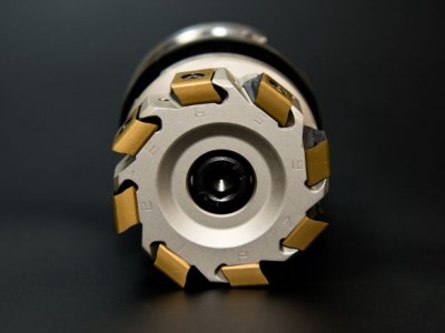 Frezarka górnowrzecionowa, strug elektryczny – jak wybrać narzędzia, których potrzebujesz?