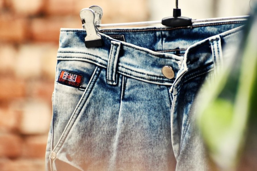 Boyfriendy, mom jeans, z dziurami czy bez - jak stworzyć modną stylizację?