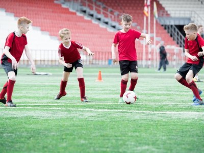 Sklep piłkarski czy sportowa sieciówka - gdzie lepiej udać się na zakupy?