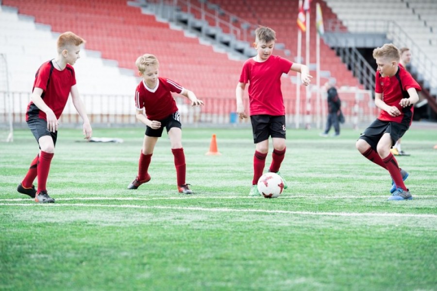 Sklep piłkarski czy sportowa sieciówka - gdzie lepiej udać się na zakupy?