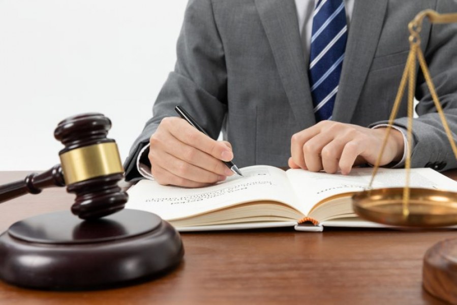 Prawnik w sprawach odszkodowawczych - jakie korzyści można osiągnąć z jego pomocą?