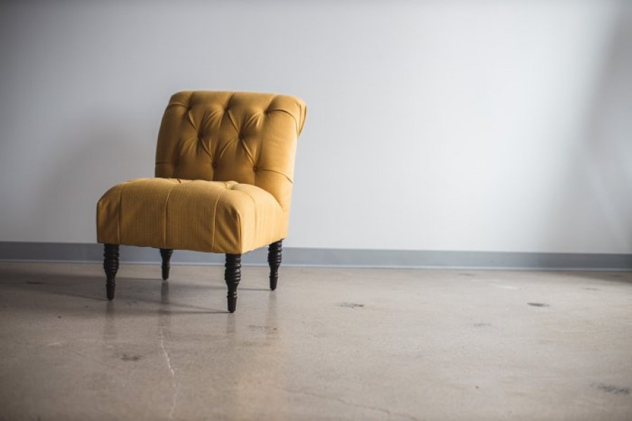 Jakie tkaniny wybrać do tapicerowania krzeseł? Poradnik dla klientów