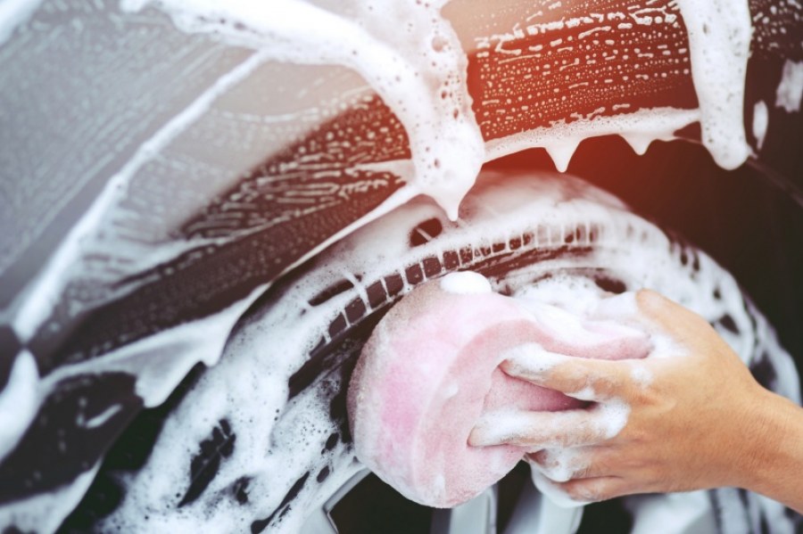 Jak mycie ręczne zmienia podejście do czyszczenia samochodów