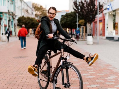 Jakie są korzyści płynące z jazdy na rowerze w codziennym życiu i jakie wybierać ubrania na rower?